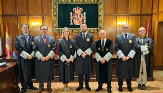 Foto de familia con la Sala de Gobierno del TSJCM
